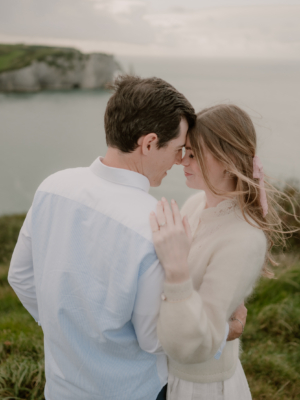 Hailey & Scott / A secret proposal in Etretat séance couple Anne Letournel