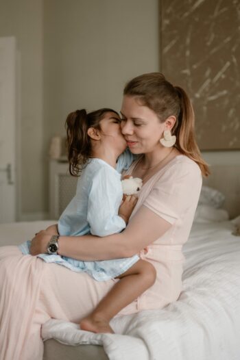 Photographe famille en Normandie. Séances photo naturelles en intérieur ou en extérieur pour capturer des souvenirs authentiques, doux et intemporels.