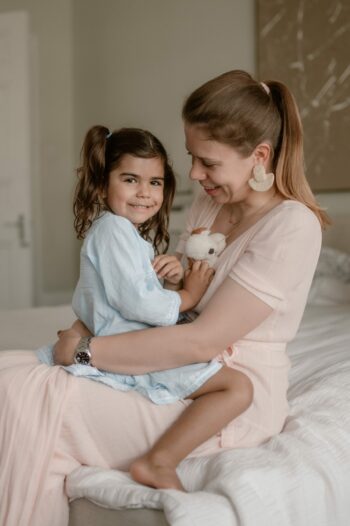 Photographe famille en Normandie. Séances photo naturelles en intérieur ou en extérieur pour capturer des souvenirs authentiques, doux et intemporels.