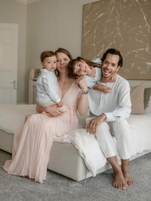 Samantha Carlos & leurs enfants Une séance famille à la maison en normandie