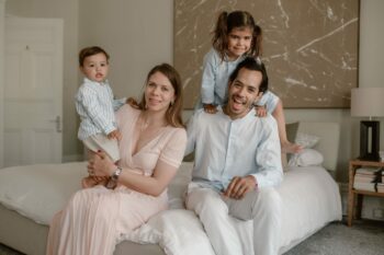 Photographe famille en Normandie. Séances photo naturelles en intérieur ou en extérieur pour capturer des souvenirs authentiques, doux et intemporels.