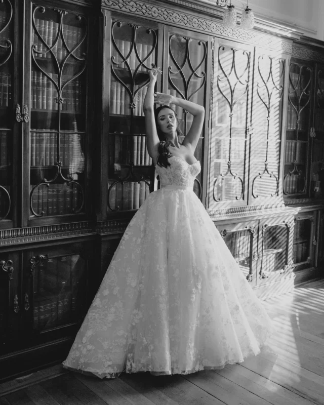 Which photo is your favorite? Black and white or color. 
Quelle photo est votre préférée ? Plutôt noir et blanc ou couleur ? 
Venue @rownhamshouse 
Photographer and concept : @anneletournel_photography 
Dresses @josephinescottlondon 
Makeup @mytakeonmakeup 
Hair @hollyalexandrahair 
Florist @eveselegantflorals 
Veil @rebeccaannedesigns 
Cake @luluscakekitchen 
Stationery @loupaper_ 
Linen & Tableware @alba.tableware 
Earrings and headpiece: @mariapolianska_design 
Wedding Content Creator @weddingstorytellerco 
Napkin @theembroiderednapkincompany 
Confetti @proper.confetti 
Models @marthaarmitageofficial 
Advices stylist : @goodbyemademoiselle 

#ukweddingphotographer #photographemariage #italianweddingphotographer #lakecomowedding #lakecomoweddingphotographer #lakecomoitaly #weddingphotographer #bestweddingphotographer #photographemariageparis #luxuryweddingphotographer #luxurywedding