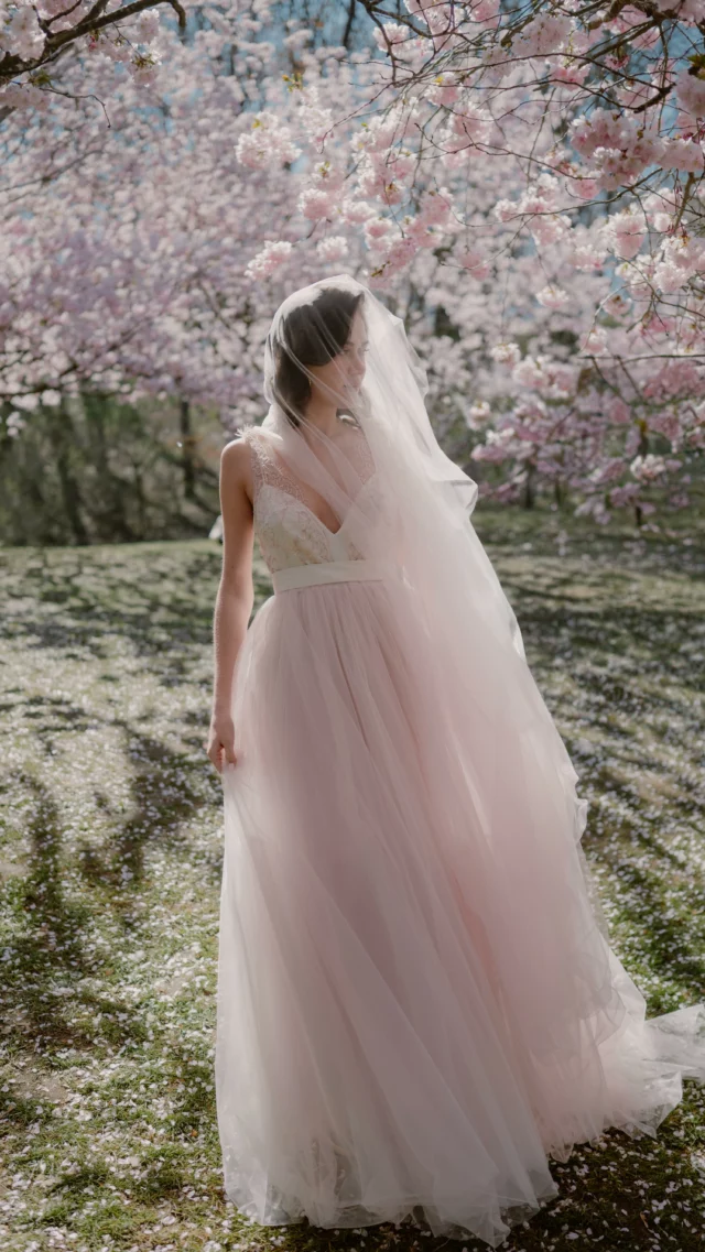 So in love with this photos session result despite the people around us!! It was crazy but the magic still works. and you, do you like the result? 🌸🌸🌸

@anastasiapereira_styling 
@nataliebntl 
@larobemarie 
@skusa.schmuck 

#behindthescenes #brideportrait #bridetobe #weddingphotographer #blooming_petals #springportrait #springweddings #springweddingflowers #photographemariage #frenchweddingphotographer #mariageprovence