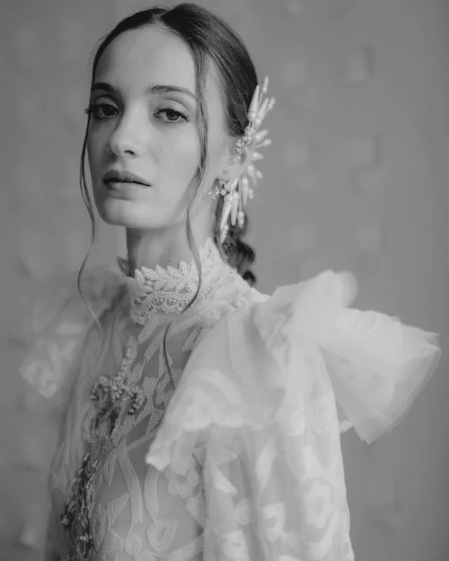 Bridal — but make it fashion.
A bold presence, soft eyes, and a way of owning every movement.
Because in 2025, there’s no one way to be a bride.

Could you see yourself in a look like this?

Mariée, mais make it fashion.
Une allure affirmée, un regard doux, et cette façon d’habiter chaque mouvement.
Parce qu’il n’y a pas une seule manière d’être une mariée — surtout pas en 2025.

Et toi, tu te verrais dans un look comme celui-là ?

Dress: @nikitaniponedesign 
Accesories: @grace.bridal.industries 
Mua: @cristinamadrigalmakeup 
Model: @blancadadt 

#fashionbride #bridaleditorial #modernbrides #luxuryweddingphotographer #bridalportraits #fineartweddingphotographer #photographemariage #mariéefashion #photoeditorial #editorialweddingphotographer